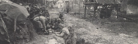 Une photographie extraite de l'album du gnral Mangin : des soldats dans une tranche de Sapigneul (Marne). Source : BNF.