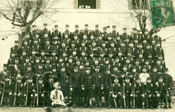 Grand groupe de soldats du 28e RI : avant 1914.