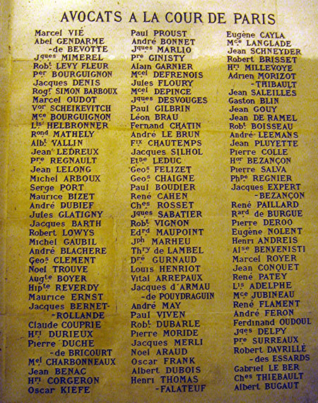 Plaque du palais de justice de Paris. Photo : Bernard Larquetout.